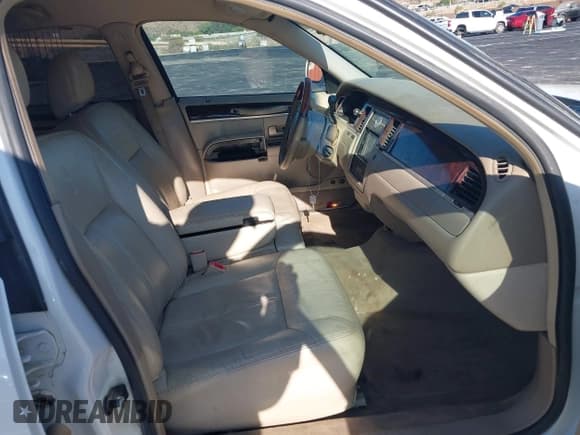 ✅ 2010 Lincoln Town Car Signature Limited • VIN: 2LNBL8CV4AX610956 • Lot: 43236452. Wystawiony na IAAI z przebiegiem 166 053 mil. Bezpłatny archiwum sprzedaży aukcyjnych z USA i szczegółowy raport historii pojazdu na DreamBid. Zdjęcie 5.