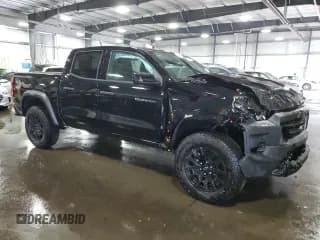 ✅ 2024 Chevrolet Colorado 4WD Trail Boss • VIN: 1GCPTEEK5R1168155 • Лот: 59720274. Опубликован ранее на Copart с пробегом 1 838 миль. Бесплатный доступ к архиву аукционных продаж из США и подробный отчёт об истории автомобиля на DreamBid. Изображение 4.