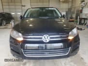 ✅ 2014 Volkswagen Touareg Exec • VIN: WVGEP9BP6ED012830 • Lot: 55021435. Wystawiony na Copart z przebiegiem 127 072 mil. Bezpłatny archiwum sprzedaży aukcyjnych z USA i szczegółowy raport historii pojazdu na DreamBid. Zdjęcie 5.