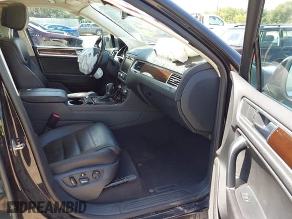 ✅ 2016 Volkswagen Touareg Lux • VIN: WVGEF9BP6GD011893 • Lot: 42772659. Listed on IAAI with 128,237 mi. Free auction sales archive from the USA and detailed vehicle history report at DreamBid. Image 5.