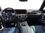 ✅ 2024 Mercedes-Benz G 63 AMG • VIN: W1NYC7HJ1RX497041 • Lot: 92329875. Wystawiony na Copart z przebiegiem 16 296 mil. Bezpłatny archiwum sprzedaży aukcyjnych z USA i szczegółowy raport historii pojazdu na DreamBid. Zdjęcie 9.