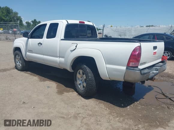 ✅ 2005 Toyota Tacoma • VIN: 5TEUU42N55Z035078 • Lot: 42428869. Listed on IAAI with 304,345 mi. Free auction sales archive from the USA and detailed vehicle history report at DreamBid. Image 3.