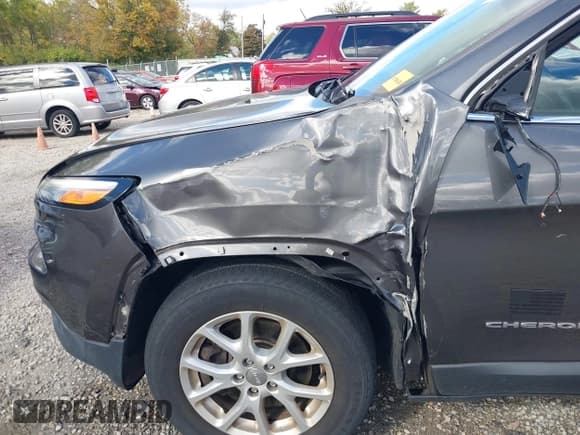 ✅ 2014 Jeep Cherokee Latitude • VIN: 1C4PJMCB5EW151324 • Lot: 43514748. Wystawiony na IAAI z przebiegiem 108 169 mil. Bezpłatny archiwum sprzedaży aukcyjnych z USA i szczegółowy raport historii pojazdu na DreamBid. Zdjęcie 6.