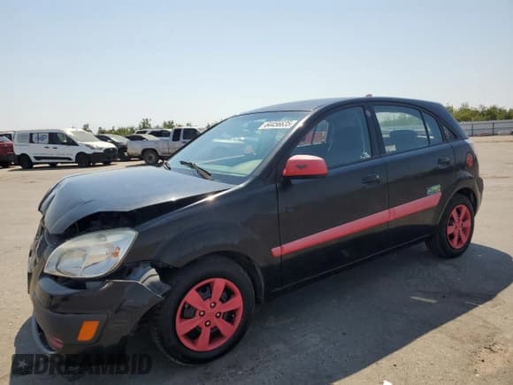 ✅ 2009 Kia Rio LX • VIN: KNADE243996542529 • Лот: 64456635. Опубликован ранее на Copart с пробегом 140 756 миль. Бесплатный доступ к архиву аукционных продаж из США и подробный отчёт об истории автомобиля на DreamBid. Изображение 1.