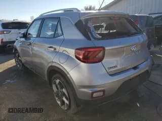 ✅ 2023 Hyundai Venue SEL • VIN: KMHRC8A35PU266862 • Lot: 77446174. Wystawiony na Copart z przebiegiem 22 389 mil. Bezpłatny archiwum sprzedaży aukcyjnych z USA i szczegółowy raport historii pojazdu na DreamBid. Zdjęcie 2.