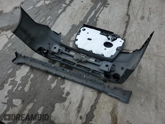 ✅ 2015 Hyundai Genesis 5.0L • VIN: KMHGN4JF5FU015827 • Lot: 44523115. Wystawiony na Copart z przebiegiem 109 530 mil. Bezpłatny archiwum sprzedaży aukcyjnych z USA i szczegółowy raport historii pojazdu na DreamBid. Zdjęcie 12.