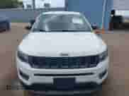 2021 Jeep Compass 80th Anniversary z VIN 3C4NJCEB6MT571564, wystawiony jako IAAI lot #42591643 z przebiegiem 56 999 mil mil oraz . Historia ofert i sprzedaży dostępna na DreamBid. Obrazek 12.