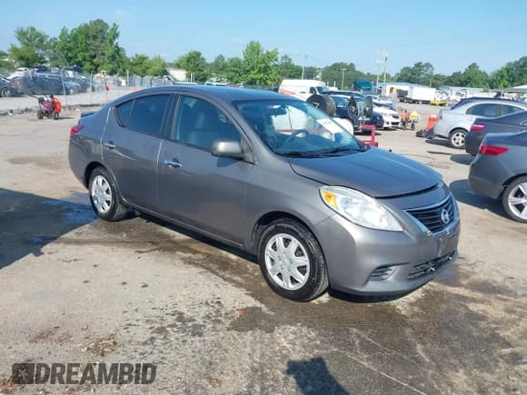 ✅ 2013 Nissan Versa S Plus • VIN: 3N1CN7AP8DL852840 • Lot: 42587405. Wystawiony na IAAI z przebiegiem 190 633 mil. Bezpłatny archiwum sprzedaży aukcyjnych z USA i szczegółowy raport historii pojazdu na DreamBid. Zdjęcie 1.