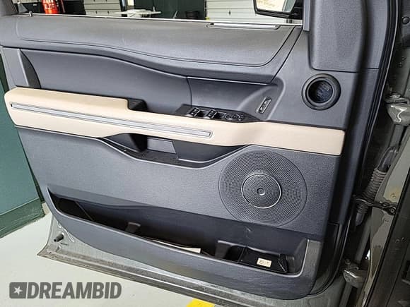 ✅ 2024 Ford Expedition XLT • VIN: 1FMJU1J86REA72349 • Lot: 43944786. Wystawiony na IAAI z przebiegiem 54 528 mil. Bezpłatny archiwum sprzedaży aukcyjnych z USA i szczegółowy raport historii pojazdu na DreamBid. Zdjęcie 39.