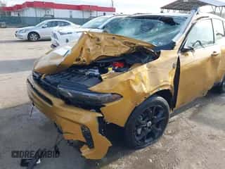 2024 Dodge Hornet R/T Plus z VIN ZACPDFDW6R3A19056, wystawiony jako IAAI lot #41610718 z przebiegiem 15 472 mil mil oraz . Historia ofert i sprzedaży dostępna na DreamBid. Obrazek 6.