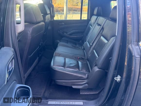 ✅ 2016 Chevrolet Suburban LT • VIN: 1GNSKHKC8GR433135 • Lot: 78522154. Wystawiony na Copart z przebiegiem 296 860 mil. Bezpłatny archiwum sprzedaży aukcyjnych z USA i szczegółowy raport historii pojazdu na DreamBid. Zdjęcie 13.