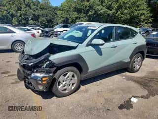 2025 Hyundai Kona SE с VIN KM8HA3ABXSU219900, выставлен на аукционе Copart как лот 71715865 с пробегом 12 171 миль миль и Списание • Salvage title. История ставок и продаж доступна на DreamBid. Изображение 1.