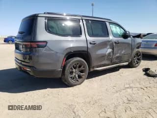 ✅ 2023 Jeep Wagoneer Series II Carbide • VIN: 1C4SJVBP1PS515052 • Lot: 46639654. Wystawiony na Copart z przebiegiem 20 461 mil. Bezpłatny archiwum sprzedaży aukcyjnych z USA i szczegółowy raport historii pojazdu na DreamBid. Zdjęcie 3.