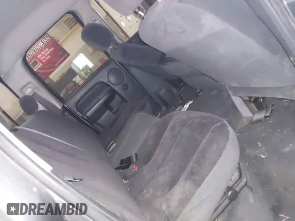 2004 Dodge 3500 ST z VIN 3D7LU38C34G264693, wystawiony jako IAAI lot #41078087 z przebiegiem 201 833 mil mil oraz . Historia ofert i sprzedaży dostępna na DreamBid. Obrazek 8.