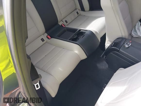 ✅ 2014 Mercedes-Benz C 250 • VIN: WDDGJ4HBXEG202664 • Lot: 41348775. Wystawiony na IAAI z przebiegiem 162 449 mil. Bezpłatny archiwum sprzedaży aukcyjnych z USA i szczegółowy raport historii pojazdu na DreamBid. Zdjęcie 8.