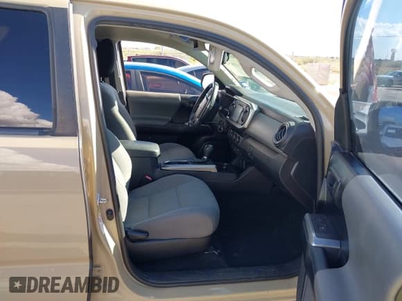 ✅ 2019 Toyota Tacoma SR5 • VIN: 3TMAZ5CN1KM104138 • Lot: 43186998. Wystawiony na IAAI z przebiegiem 70 170 mil. Bezpłatny archiwum sprzedaży aukcyjnych z USA i szczegółowy raport historii pojazdu na DreamBid. Zdjęcie 5.