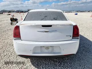 ✅ 2018 Chrysler 300 S • VIN: 2C3CCABG3JH245123 • Lot: 92038625. Wystawiony na Copart z przebiegiem 121 917 mil. Bezpłatny archiwum sprzedaży aukcyjnych z USA i szczegółowy raport historii pojazdu na DreamBid. Zdjęcie 6.