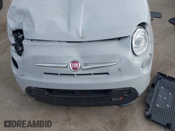 ✅ 2017 FIAT 500e • VIN: 3C3CFFGE2HT557785 • Lot: 41588600. Wystawiony na IAAI z przebiegiem 76 300 mil. Bezpłatny archiwum sprzedaży aukcyjnych z USA i szczegółowy raport historii pojazdu na DreamBid. Zdjęcie 6.