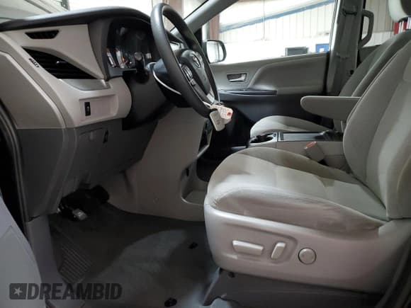✅ 2020 Toyota Sienna LE • VIN: 5TDJZ3DCXLS228492 • Lot: 61142515. Listed on Copart with 37,289 mi. Free auction sales archive from the USA and detailed vehicle history report at DreamBid. Image 7.