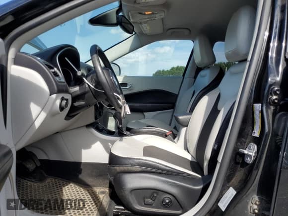 ✅ 2018 Jeep Compass Latitude • VIN: 3C4NJDBB1JT116952 • Lot: 71874795. Wystawiony na Copart z przebiegiem 160 759 mil. Bezpłatny archiwum sprzedaży aukcyjnych z USA i szczegółowy raport historii pojazdu na DreamBid. Zdjęcie 7.