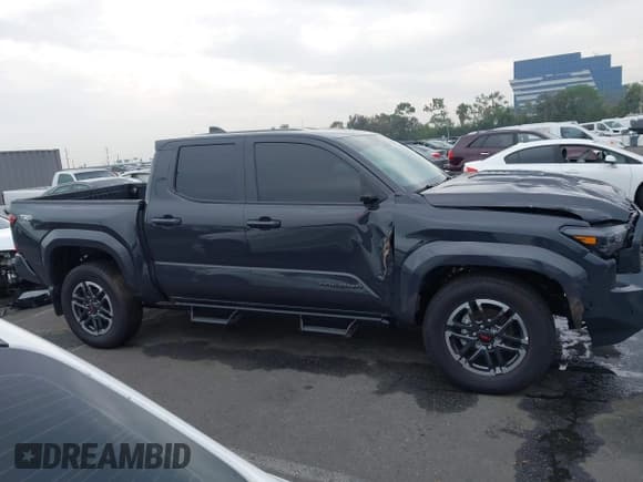 ✅ 2025 Toyota Tacoma SR5 • VIN: 3TMLB5JN5SM124179 • Лот: 43690007. Опубликован ранее на IAAI с пробегом 2 428 миль. Бесплатный доступ к архиву аукционных продаж из США и подробный отчёт об истории автомобиля на DreamBid. Изображение 13.