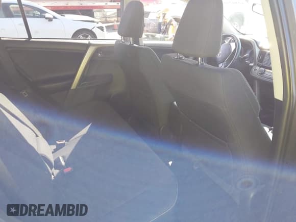 ✅ 2018 Toyota RAV4 XLE • VIN: 2T3RFREV4JW743546 • Lot: 42302901. Wystawiony na IAAI z przebiegiem 105 067 mil. Bezpłatny archiwum sprzedaży aukcyjnych z USA i szczegółowy raport historii pojazdu na DreamBid. Zdjęcie 8.