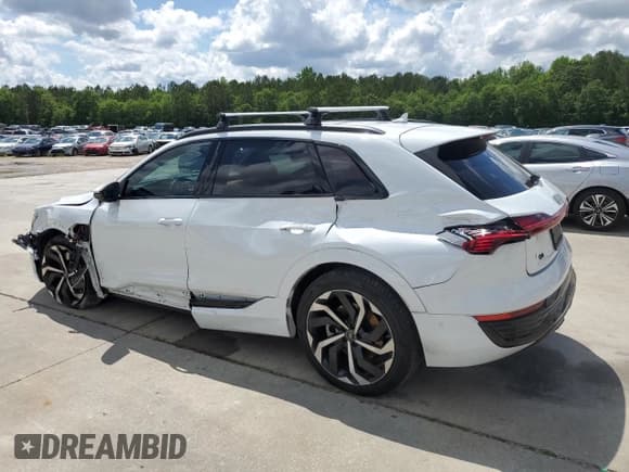 ✅ 2024 Audi Q8 e-tron Prestige • VIN: WA16ABGE3RB035664 • Lot: 56540695. Wystawiony na Copart z przebiegiem 17 586 mil. Bezpłatny archiwum sprzedaży aukcyjnych z USA i szczegółowy raport historii pojazdu na DreamBid. Zdjęcie 2.