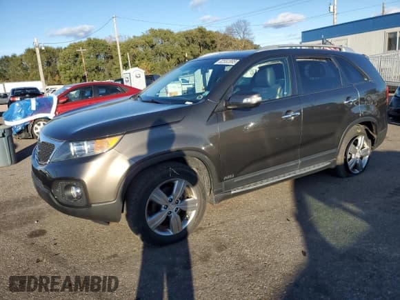 ✅ 2013 Kia Sorento EX • VIN: 5XYKUCA68DG321785 • Lot: 82552895. Wystawiony na Copart z przebiegiem 149 618 mil. Bezpłatny archiwum sprzedaży aukcyjnych z USA i szczegółowy raport historii pojazdu na DreamBid. Zdjęcie 1.