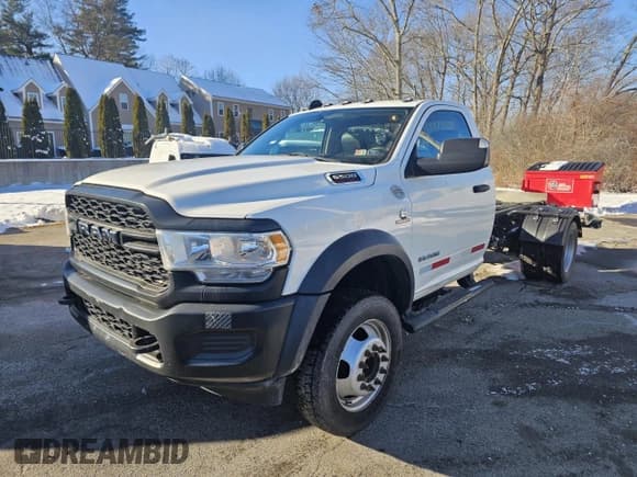 ✅ 2019 Ram 5500 SLT • VIN: 3C7WRMBL3KG664762 • Lot: 87206514. Wystawiony na Copart z przebiegiem 121 792 mil. Bezpłatny archiwum sprzedaży aukcyjnych z USA i szczegółowy raport historii pojazdu na DreamBid. Zdjęcie 2.