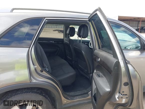 ✅ 2011 Kia Sorento LX • VIN: 5XYKT3A19BG080131 • Лот: 43415268. Опубликован ранее на IAAI с пробегом 220 407 миль. Бесплатный доступ к архиву аукционных продаж из США и подробный отчёт об истории автомобиля на DreamBid. Изображение 8.