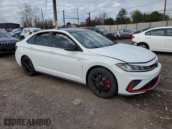 ✅ 2025 Volkswagen Jetta Autobahn • VIN: 3VW2T7BU1SM014575 • Lot: 92364975. Wystawiony na Copart z przebiegiem 7 468 mil. Bezpłatny archiwum sprzedaży aukcyjnych z USA i szczegółowy raport historii pojazdu na DreamBid. Zdjęcie 4.