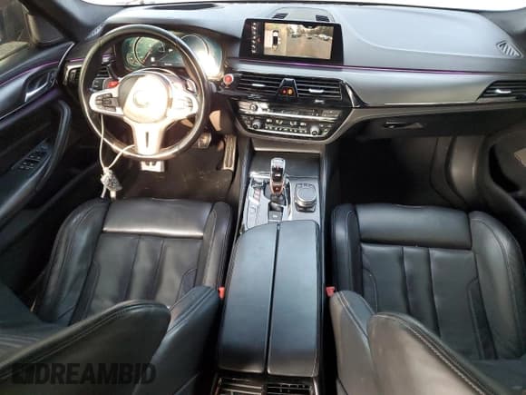 ✅ 2018 BMW M5 • VIN: WBSJF0C59JB283958 • Lot: 81261075. Wystawiony na Copart z przebiegiem 113 266 mil. Bezpłatny archiwum sprzedaży aukcyjnych z USA i szczegółowy raport historii pojazdu na DreamBid. Zdjęcie 8.