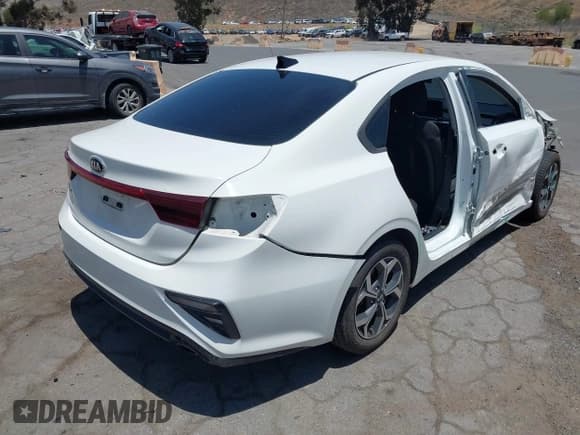 ✅ 2020 Kia Forte LXS • VIN: 3KPF24AD5LE239634 • Lot: 42392281. Wystawiony na IAAI z przebiegiem 74 612 mil. Bezpłatny archiwum sprzedaży aukcyjnych z USA i szczegółowy raport historii pojazdu na DreamBid. Zdjęcie 4.