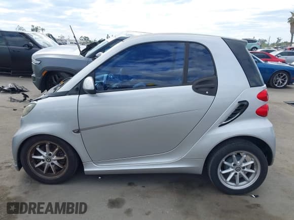 ✅ 2009 Smart fortwo Pure • VIN: WMEEJ31X39K285621 • Лот: 43298780. Опубликован ранее на IAAI с пробегом 148 496 миль. Бесплатный доступ к архиву аукционных продаж из США и подробный отчёт об истории автомобиля на DreamBid. Изображение 14.