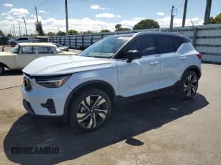 ✅ 2024 Volvo XC40 Plus Bright Theme • VIN: YV4L12UE1R2379682 • Лот: 81924045. Опубликован ранее на Copart с пробегом 5 195 миль. Бесплатный доступ к архиву аукционных продаж из США и подробный отчёт об истории автомобиля на DreamBid. Изображение 1.