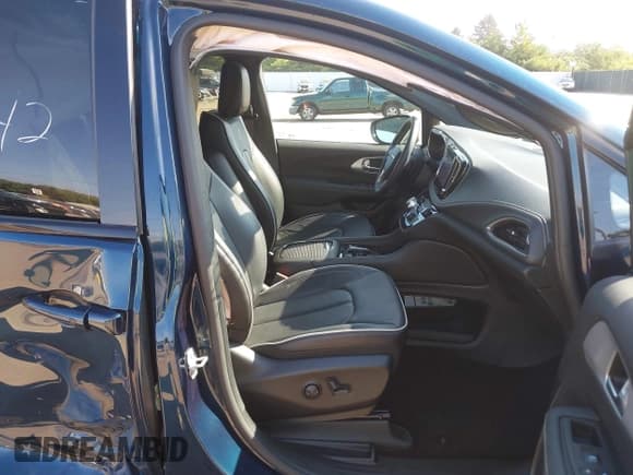 ✅ 2025 Chrysler Pacifica Limited • VIN: 2C4RC1GG1SR508350 • Lot: 43432242. Wystawiony na IAAI z przebiegiem 9 807 mil. Bezpłatny archiwum sprzedaży aukcyjnych z USA i szczegółowy raport historii pojazdu na DreamBid. Zdjęcie 5.