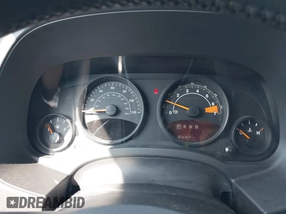 ✅ 2015 Jeep Patriot Latitude • VIN: 1C4NJPFA2FD400266 • Lot: 42450505. Wystawiony na IAAI z przebiegiem 96 939 mil. Bezpłatny archiwum sprzedaży aukcyjnych z USA i szczegółowy raport historii pojazdu na DreamBid. Zdjęcie 7.