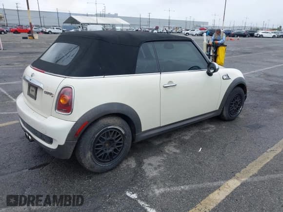 ✅ 2009 MINI Convertible S • VIN: WMWMS33529TG89023 • Lot: 42072518. Listed on IAAI with 127,735 mi. Free auction sales archive from the USA and detailed vehicle history report at DreamBid. Image 4.