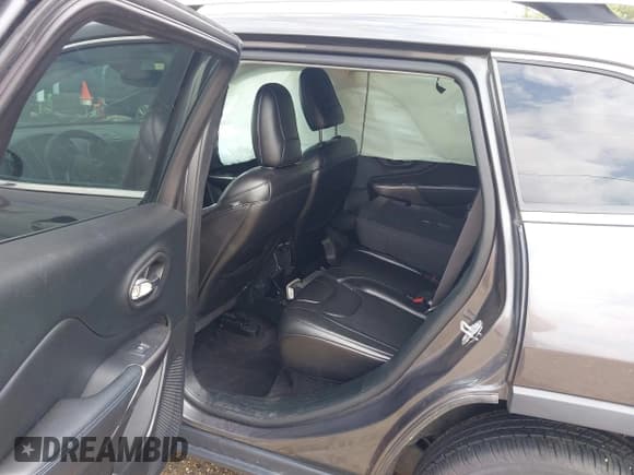 ✅ 2019 Jeep Cherokee Latitude Plus • VIN: 1C4PJLLB5KD264787 • Lot: 42274859. Wystawiony na IAAI z przebiegiem 106 108 mil. Bezpłatny archiwum sprzedaży aukcyjnych z USA i szczegółowy raport historii pojazdu na DreamBid. Zdjęcie 8.