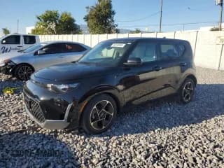 ✅ 2023 Kia Soul EX • VIN: KNDJ33AU8P7851950 • Лот: 86540265. Опубликован ранее на Copart с пробегом 45 013 миль. Бесплатный доступ к архиву аукционных продаж из США и подробный отчёт об истории автомобиля на DreamBid. Изображение 1.