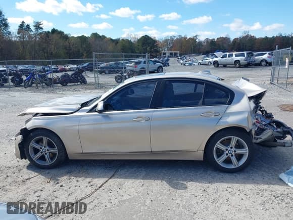 ✅ 2015 BMW 3 Series 320i • VIN: WBA3B1C53FK137836 • Lot: 43665476. Listed on IAAI with 119,614 mi. Free auction sales archive from the USA and detailed vehicle history report at DreamBid. Image 14.