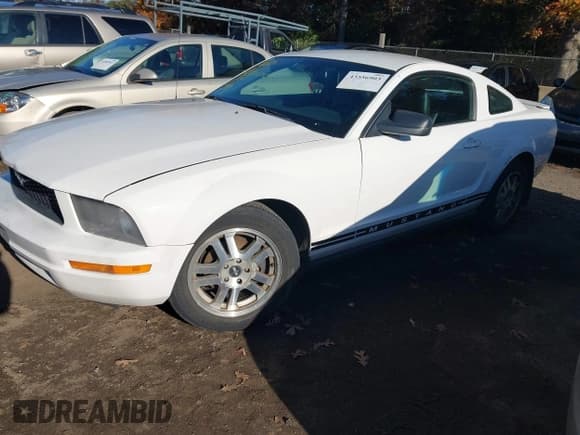 ✅ 2007 Ford Mustang Deluxe • VIN: 1ZVFT80N475351354 • Lot: 43556903. Wystawiony na IAAI z przebiegiem 250 306 mil. Bezpłatny archiwum sprzedaży aukcyjnych z USA i szczegółowy raport historii pojazdu na DreamBid. Zdjęcie 2.