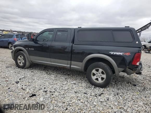 2010 Dodge 1500 Laramie z VIN 1D7RV1GT4AS186572, wystawiony jako Copart lot #51279975 z przebiegiem 189 093 mil mil oraz Szkoda całkowita • Salvage title. Historia ofert i sprzedaży dostępna na DreamBid. Obrazek 2.