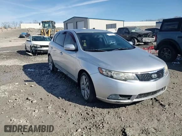 ✅ 2013 Kia Forte SX • VIN: KNAFW5A39D5669484 • Lot: 42128605. Wystawiony na Copart z przebiegiem 132 556 mil. Bezpłatny archiwum sprzedaży aukcyjnych z USA i szczegółowy raport historii pojazdu na DreamBid. Zdjęcie 13.
