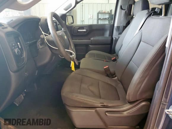 ✅ 2020 Chevrolet Silverado 1500 Custom • VIN: 1GCRWBEK2LZ218582 • Lot: 59397295. Wystawiony na Copart z przebiegiem 107 532 mil. Bezpłatny archiwum sprzedaży aukcyjnych z USA i szczegółowy raport historii pojazdu na DreamBid. Zdjęcie 7.