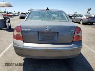 ✅ 2005 Volkswagen Passat GLX • VIN: WVWTU63B95E085836 • Lot: 67782394. Wystawiony na Copart z przebiegiem 125 315 mil. Bezpłatny archiwum sprzedaży aukcyjnych z USA i szczegółowy raport historii pojazdu na DreamBid. Zdjęcie 6.