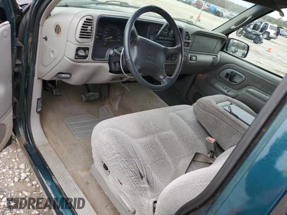 ✅ 1997 Chevrolet Silverado 1500 • VIN: 2GCEC19M4V1246859 • Lot: 85284984. Wystawiony na Copart z przebiegiem 138 227 mil. Bezpłatny archiwum sprzedaży aukcyjnych z USA i szczegółowy raport historii pojazdu na DreamBid. Zdjęcie 8.