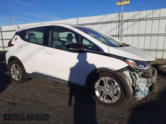 2017 Chevrolet Bolt EV LT z VIN 1G1FW6S05H4149106, wystawiony jako Copart lot #80411933 z przebiegiem 66 814 mil mil oraz . Historia ofert i sprzedaży dostępna na DreamBid. Obrazek 4.