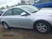 2015 Chevrolet Cruze LT z VIN 1G1PC5SB1F7172502, wystawiony jako IAAI lot #43353575 z przebiegiem 151 816 mil mil oraz . Historia ofert i sprzedaży dostępna na DreamBid. Obrazek 13.