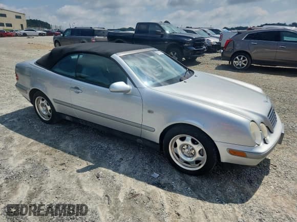 ✅ 1999 Mercedes-Benz CLK 320/430 • VIN: WDBLK65G9XT008671 • Lot: 67117795. Wystawiony na Copart z przebiegiem 68 895 mil. Bezpłatny archiwum sprzedaży aukcyjnych z USA i szczegółowy raport historii pojazdu na DreamBid. Zdjęcie 4.